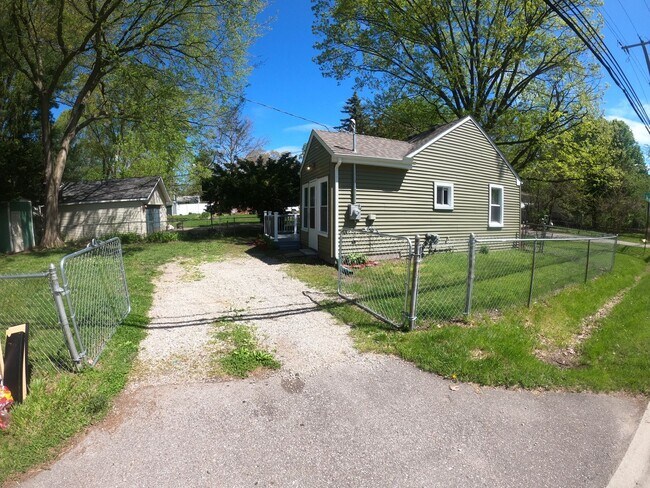 Foto del edificio - Completely redone Farmington Hills ranch!!...