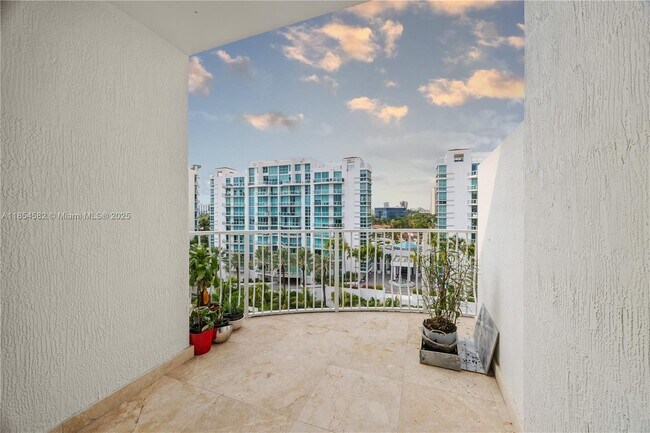 Foto del edificio - 3000 NE 188th St