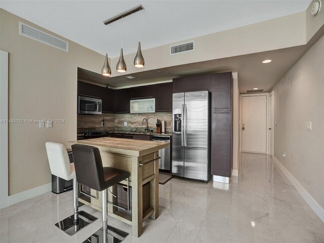 Building Photo - 950 Brickell Bay Dr