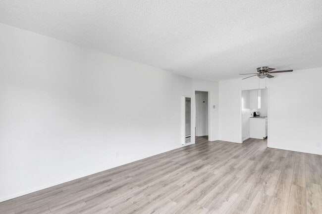 Foto del edificio - 6120 Radford Ave