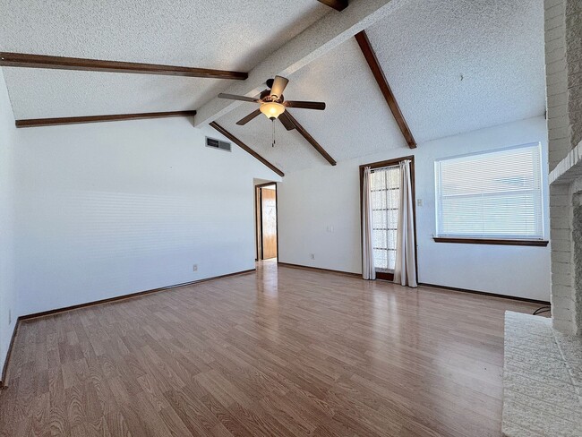 Building Photo - Northeast El Paso 3 Bed/1.5 Bath