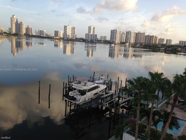 Building Photo - 3 br, 2.5 bath House - 17900 N Bay Rd Apt 609