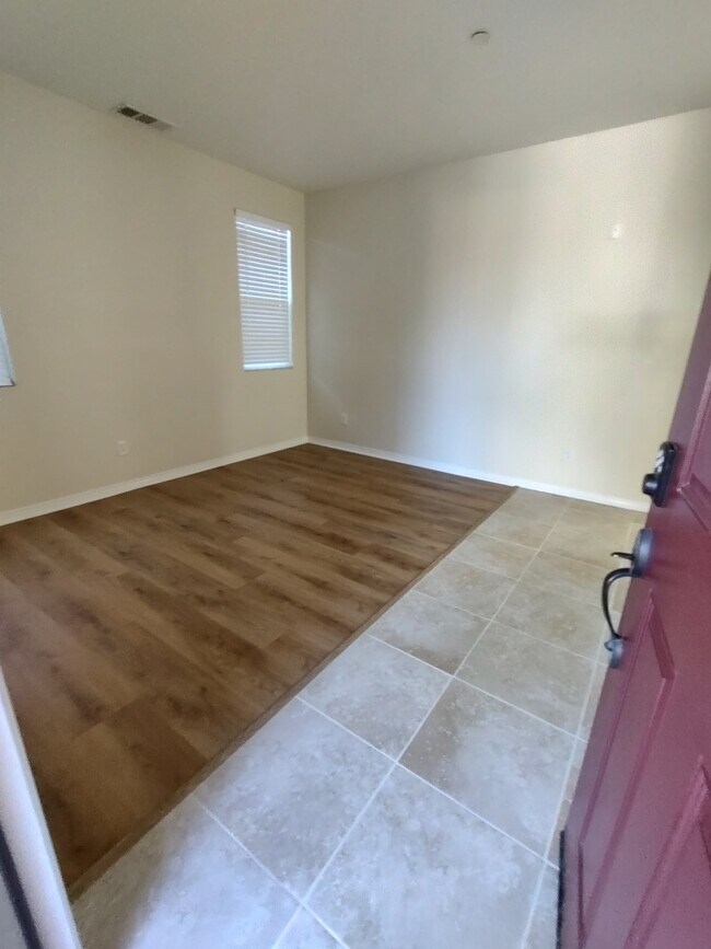 Foto del edificio - 5421 Carrotwood Ave