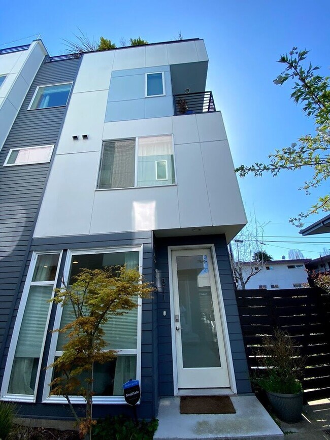 Building Photo - Gorgeous Modern Townhouse in South Park!
