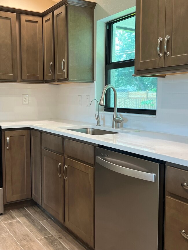 Quartz countertop - 2560 Trico Rd