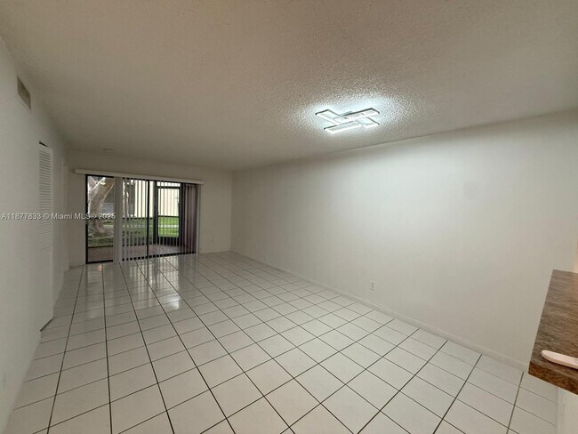 Foto del edificio - 3396 Foxcroft Rd