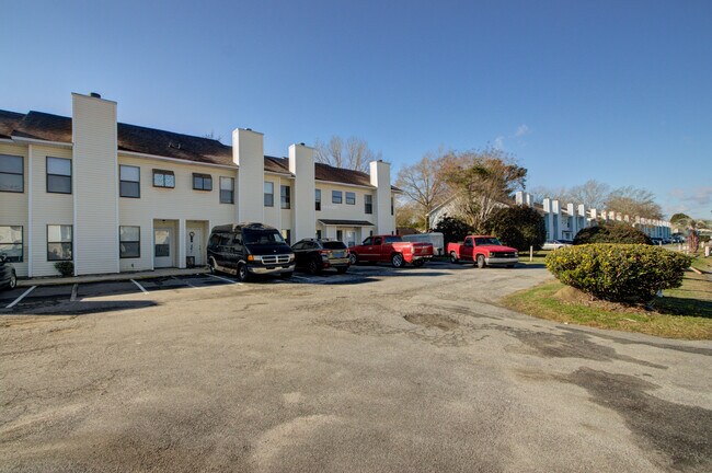 Building Photo - Charming Townhouse in Goose Creek