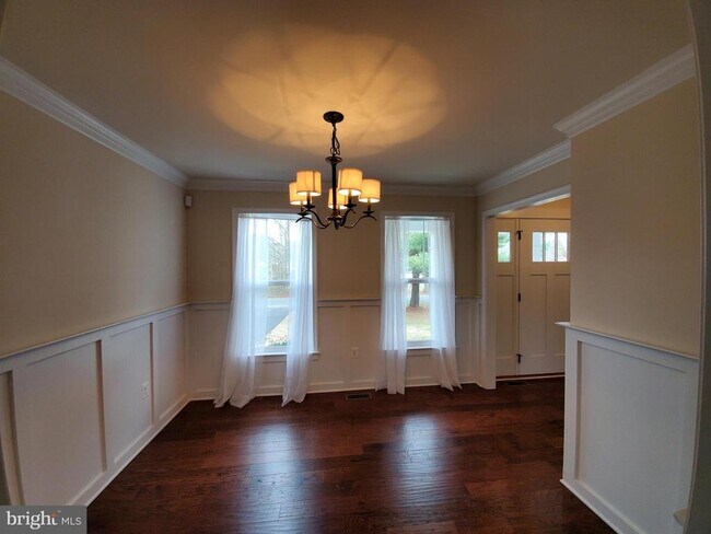 Building Photo - 10510 Woodland Dr