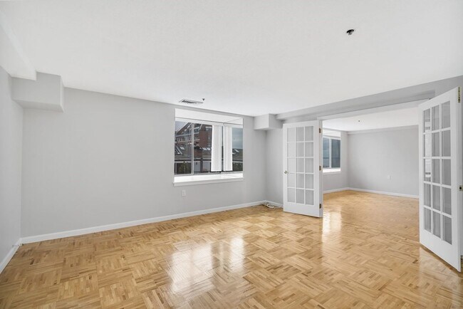 Foto del edificio - Historic Waterfront - Fitness Center - Concierge - Renovated Kitchen