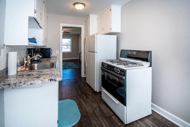 Foto del edificio - One Bedroom in Dundee Available Now!!