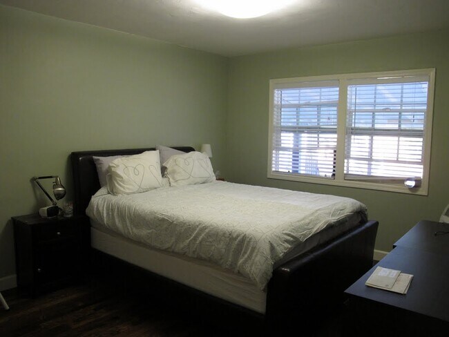 Foto del edificio - 384 Halsey Ave