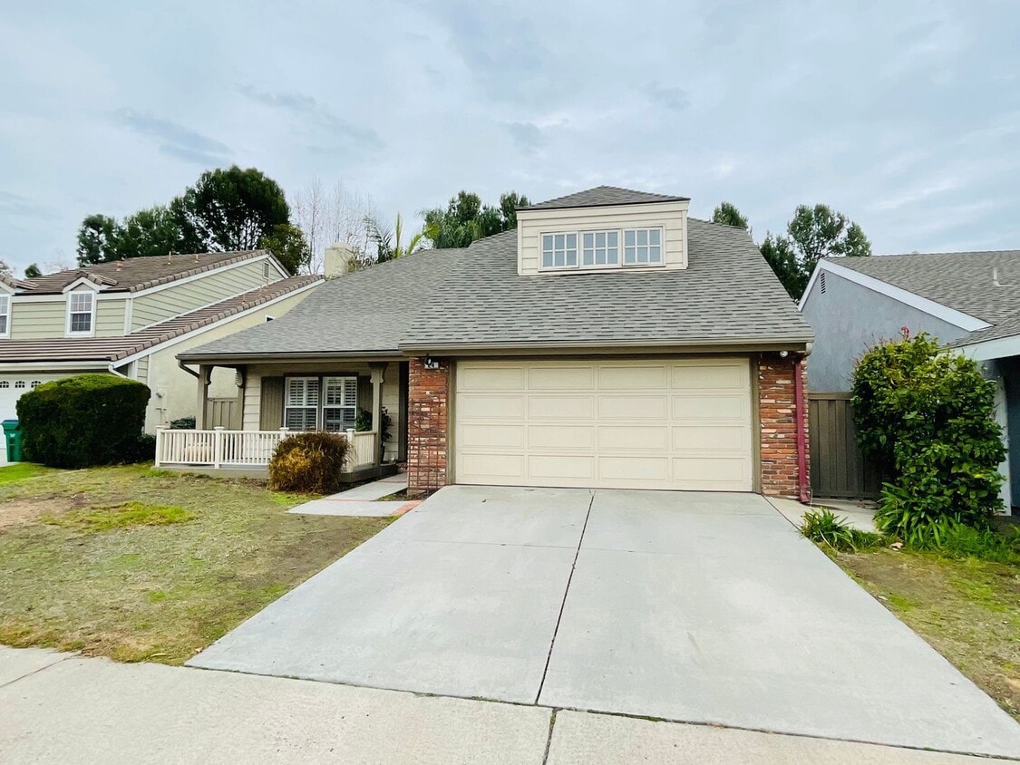 Foto principal - Beautiful 5 bedroom Irvine home