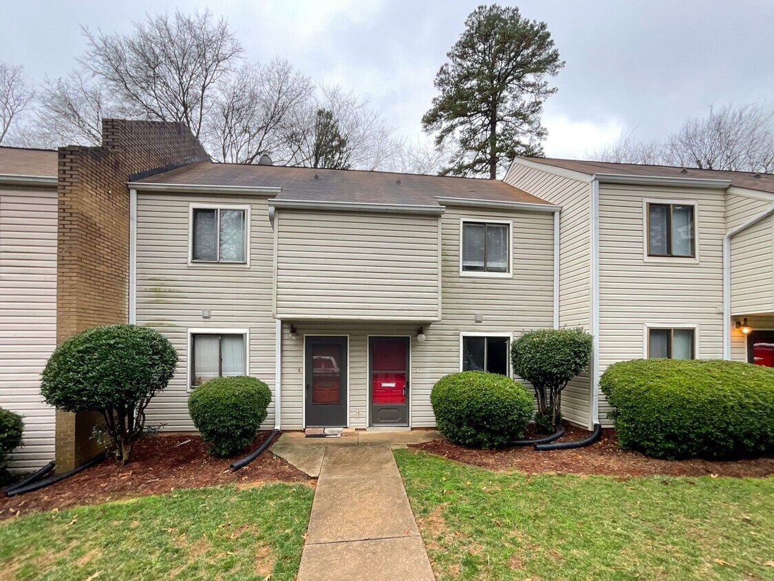 Foto principal - Charming 2-Bed, 1.5-Bath Retreat in Walker...