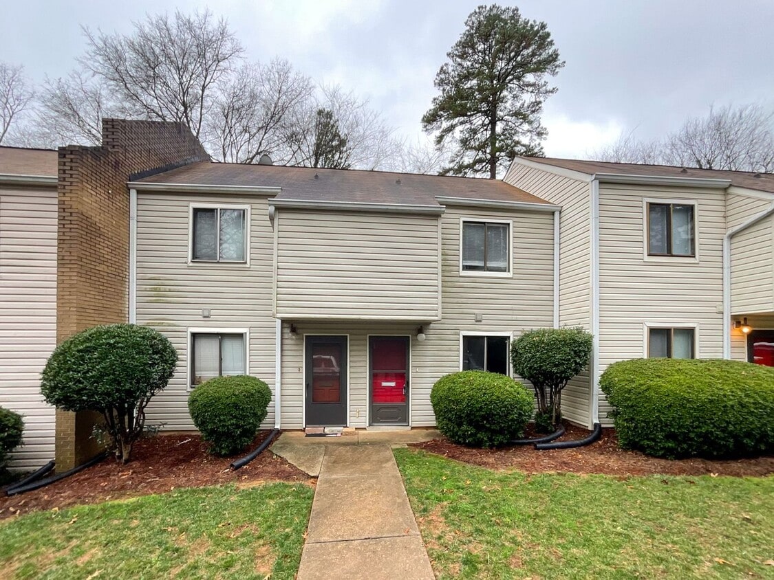 Foto principal - COMING SOON! Charming 2-Bed, 1.5-Bath Retr...