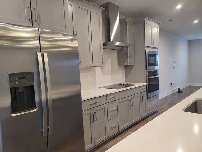 Foto del edificio - Like-New, Built in 2022, Gorgeous 2-story 3-Bedroom, 2.5 Bath Condo, located in the heart of Henr...