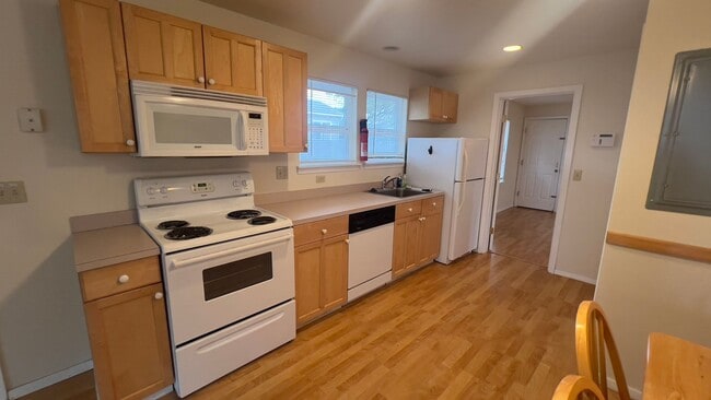 Building Photo - 1860 Beach Dr