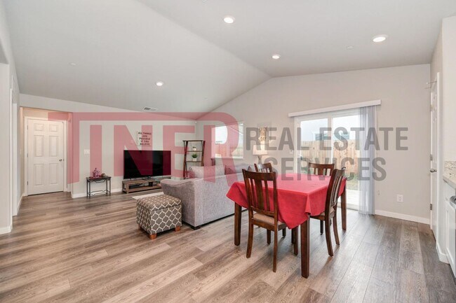 Building Photo - Charming 3 Bedroom Roseville Home