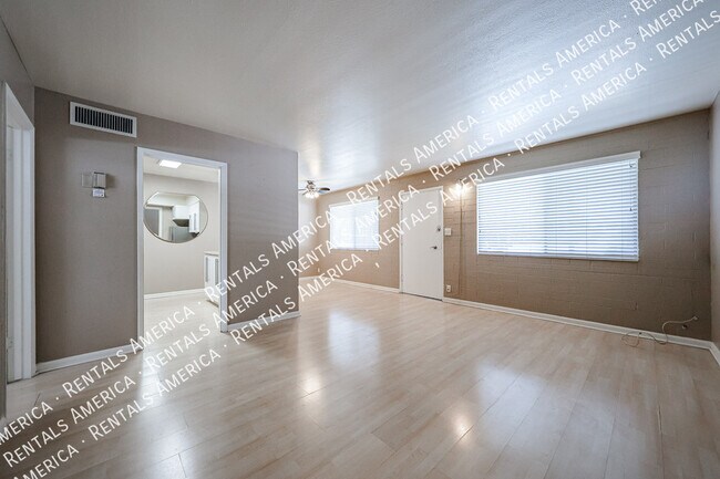 Foto del edificio - 6841 E 2nd St