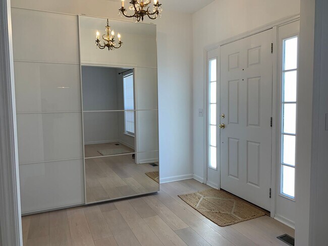 Foto del edificio - Renovated 5 Bedroom Home w/ 2 Car Garage and Fenced Backyard