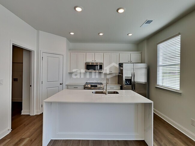 Building Photo - 1025 Highland Walk