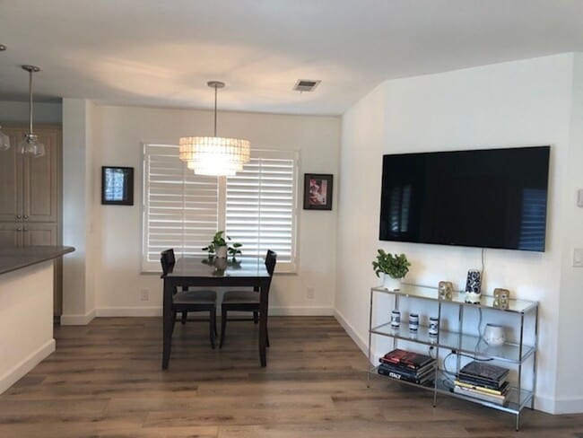 Foto del edificio - 2 bedroom, 1 bath townhome in great location