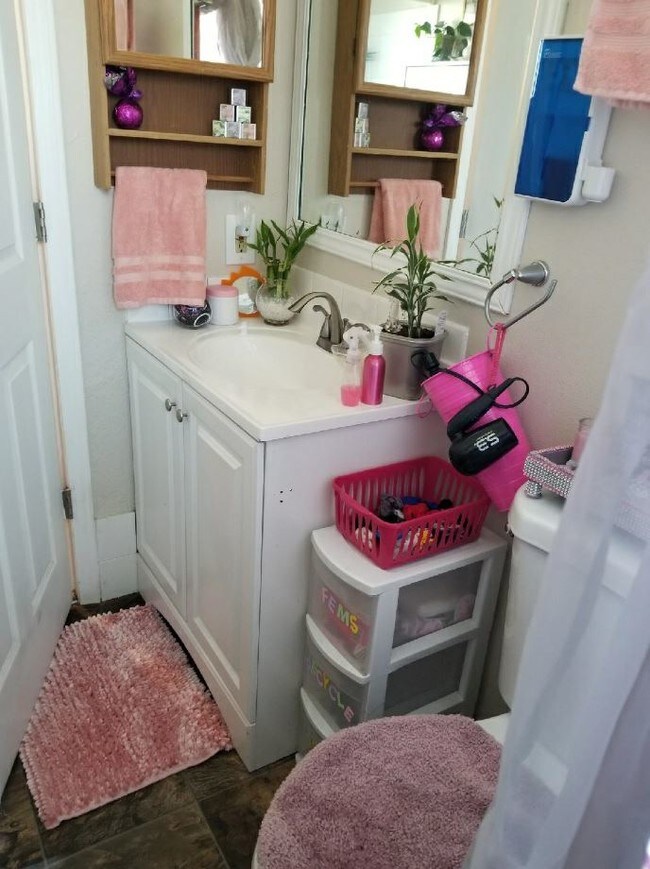 Interior Photo - 220-222 Holeman Ave