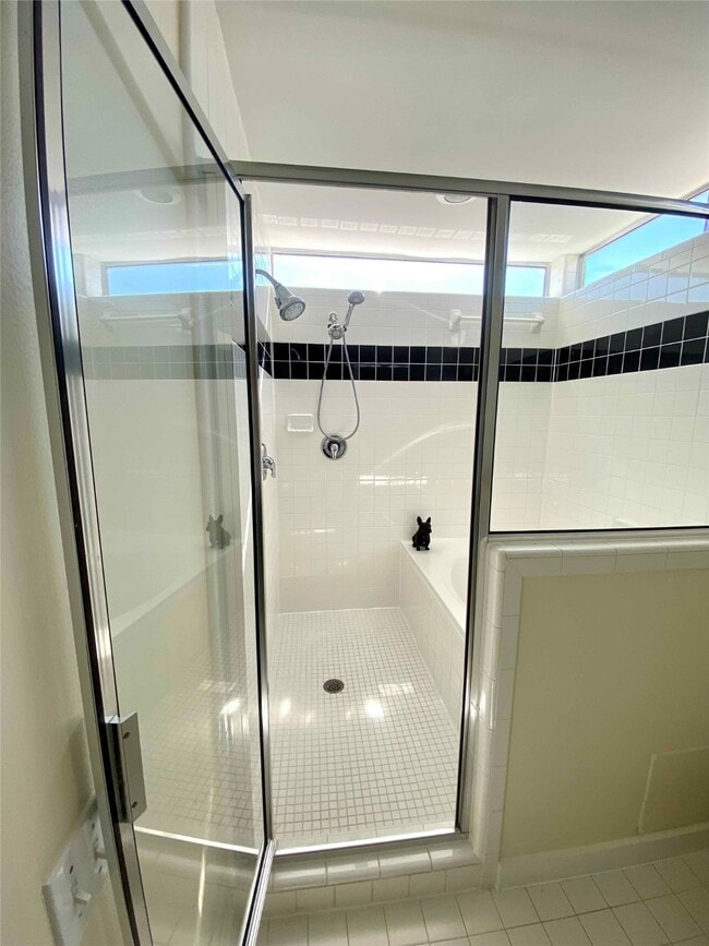 Building Photo - 823 Robin St