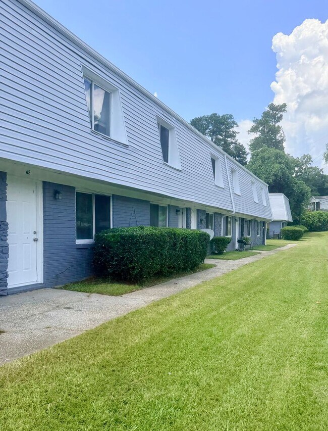 Building Photo - Newly Renovated 2-Bedroom Townhouse in a Prime Location!