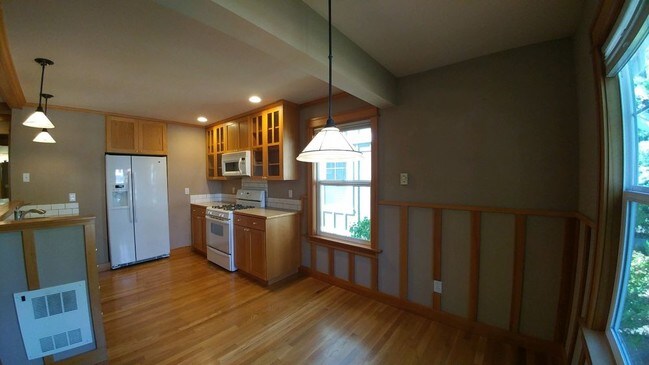 Building Photo - Picturesque Cottage in Shoreline