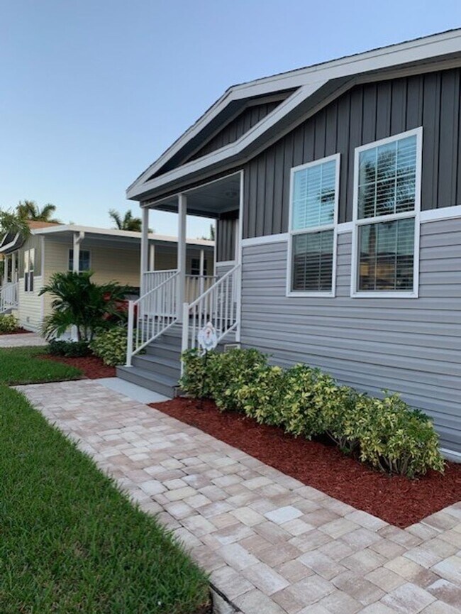 Building Photo - ***NAPLES ESTATES COMMUNITY***FURNISHED RE...