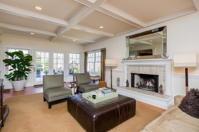 Building Photo - 10 Bay Colony Ct