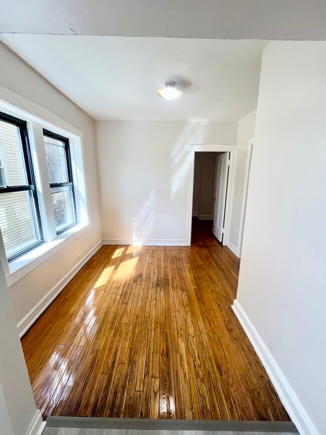 Foto del edificio - 1329 N Lorel Ave