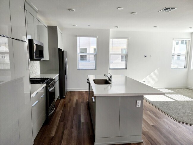 Building Photo - Elegant Townhouse