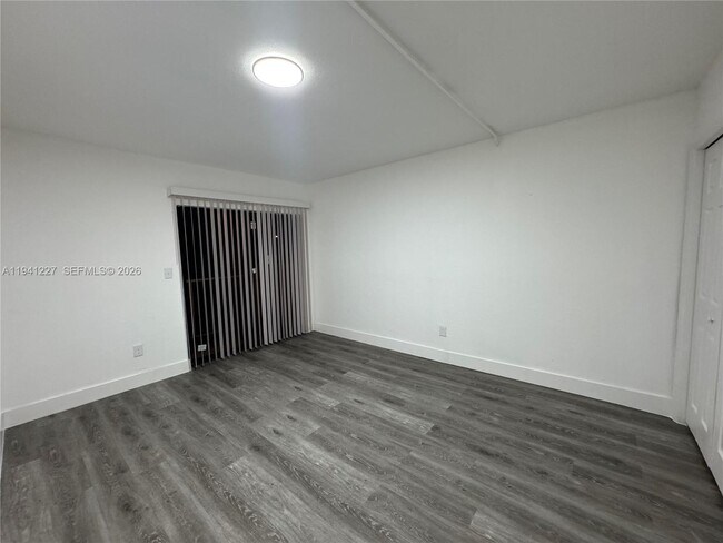 Foto del edificio - 1525 NE 135th St