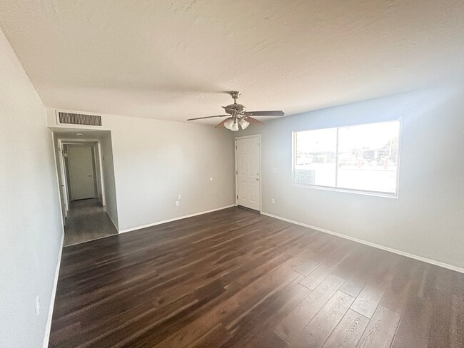 Building Photo - 1452 W 6th Dr