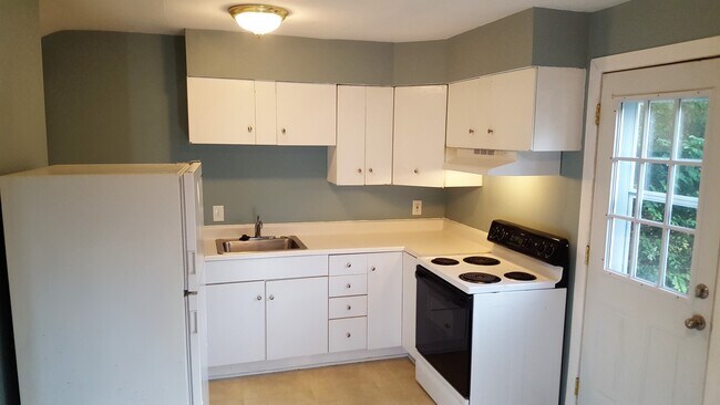 Kitchen 1 - 280 Parkview Dr