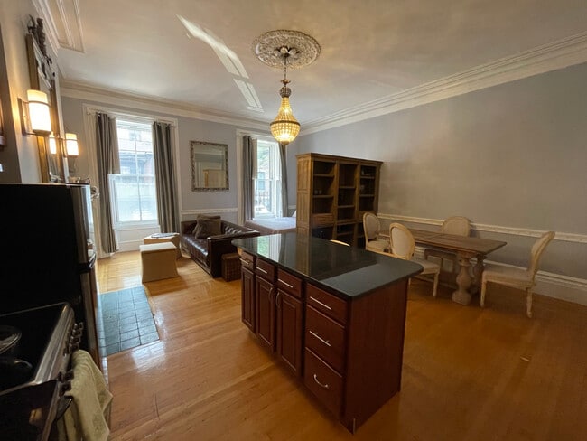 Building Photo - 105 Beacon St