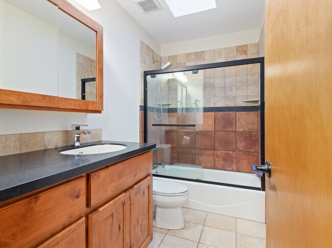 Foto del edificio - 1015 Hide A Way Ln