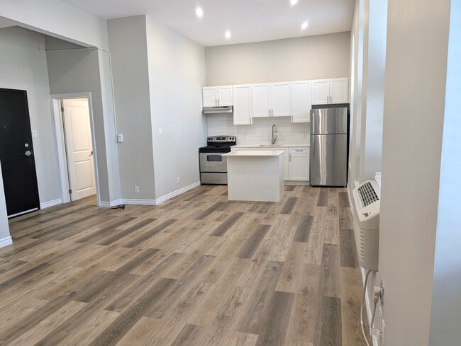 Building Photo - Beautifully Updated Studio Apartment in Downtown Sarnia!