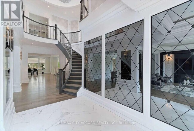 Photo du bâtiment - 98 Upper Canada Dr
