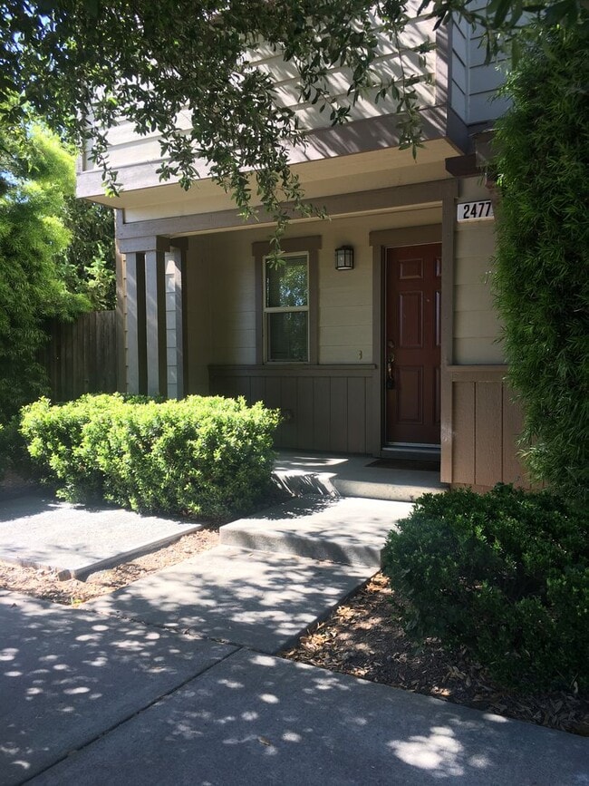 Foto del edificio - Three Bedroom Townhouse Style Apartment wi...