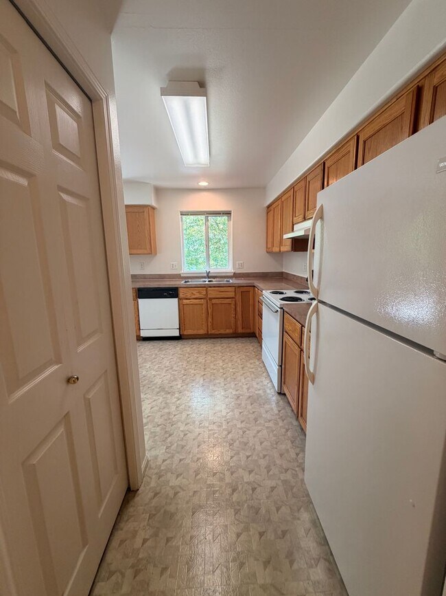 Building Photo - 2-Bedroom 1 1/2- Bathroom Apartment