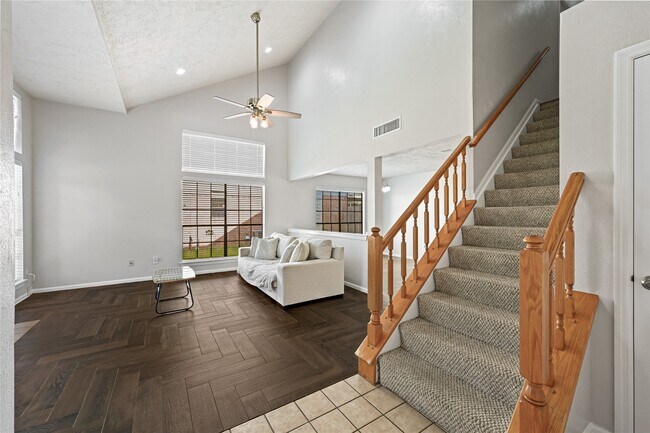 Foto del edificio - 1555 Hillside Elm St