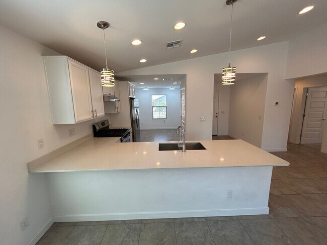 Foto del edificio - 16422 W Saguaro Park Ln