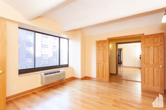 Foto del edificio - 345 N Canal St