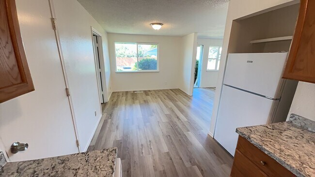 Foto del edificio - 4 Bed 2 Bath House on large Lot w/Fenced Backyard - Pets Possible