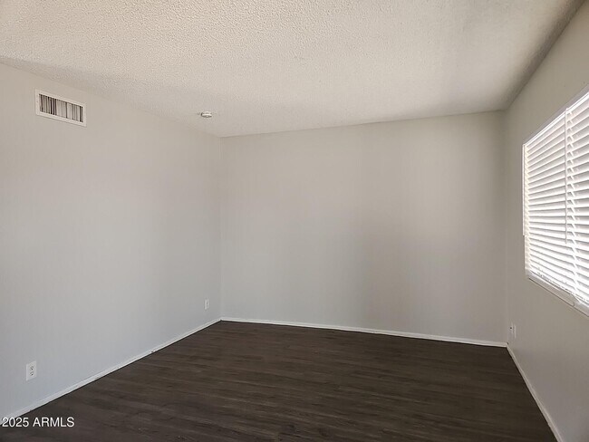 Foto del edificio - 850 W 9th St