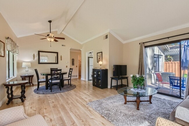 Building Photo - 2 Bedroom 1 Bath - Single Level Townhome Available mid June