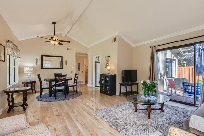 Foto del edificio - 2 Bedroom 1 Bath - Single Level Townhome Available mid June