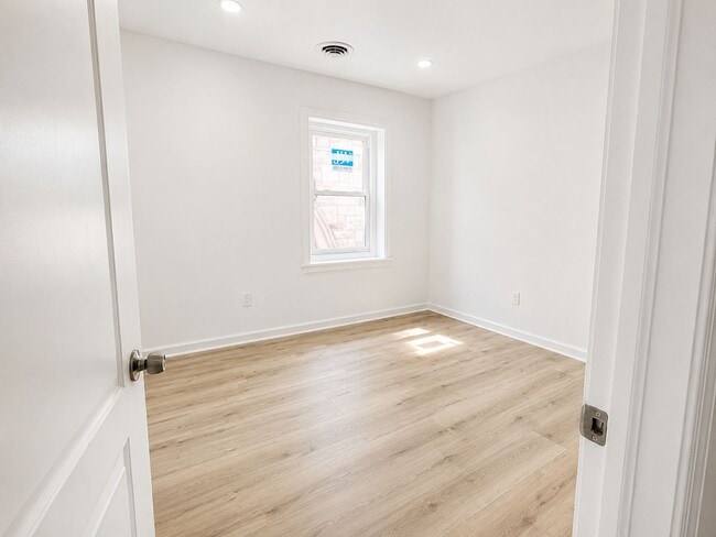 Building Photo - Renovated 2 Bedroom Apartment in Squirrel Hill, Philadelphia, PA | In-Unit Laundry, Central Air &...